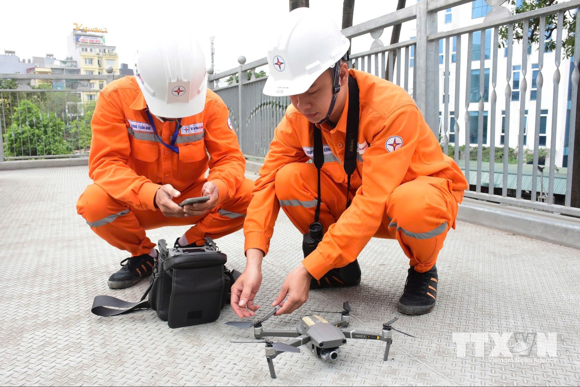 Công nhân EVNHANOI dùng flycam để giám sát đường dây. (Ảnh: Quốc Lũy/TTXVN)